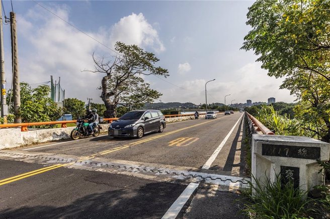 新竹县十大交通建设之一的「褒忠路道路拓宽工程」，老旧的褒忠桥将改建，县府工务处预定明年1、2月召开土地价购说明会，期明年上半年能发包施工。（罗浚滨摄）