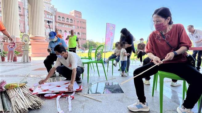 台南市乐龄示范中心2日举办体验营，许多长辈「三代同堂」合力制作传统风筝。（张毓翎摄）