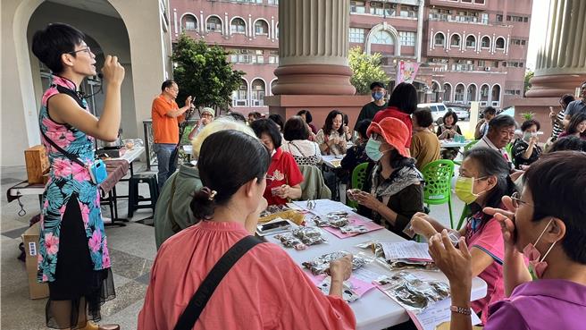 今天体验营，学员们除了自制传统风筝，也制作中药香包。（张毓翎摄）