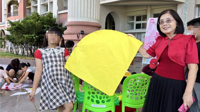 该中心主任锺秀琴（右）说，乐龄示范中心是一个全年龄都能学习、休閒的空间，不只是给银髮族。（张毓翎摄）