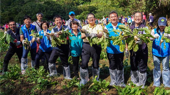 關西鎮上林社區2日舉辦「蘿蔔美食節」，縣長楊文科（右四）人出席活動，一起拔蘿蔔。（羅浚濱攝）