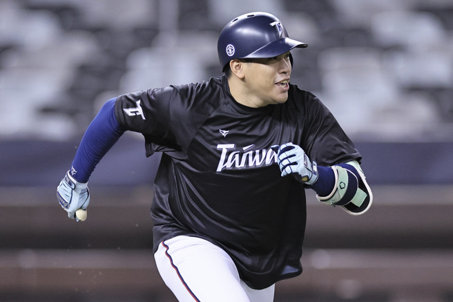 12强中华队与捷克队交流赛G1，台湾大赛MVP曾颂恩扛第2棒。（资料照，中职提供）