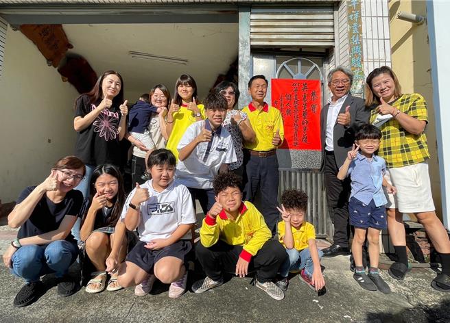 文化局长谢仕渊(后排右二)前往吴震星(后排右三)艺师家张贴红榜。(文化局提供／曹婷婷台南传真)