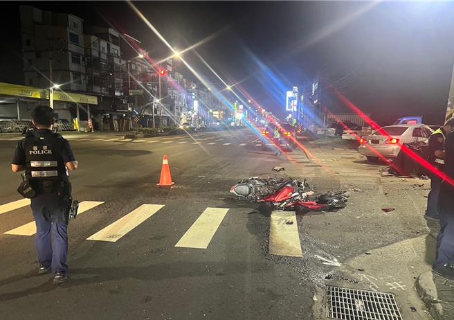 高雄市鳥松區昨晚發生一起自小客車撞上大型重機車交通意外，現場造成騎士余男傷重不治。（警方提供／林雅惠高雄傳真）
