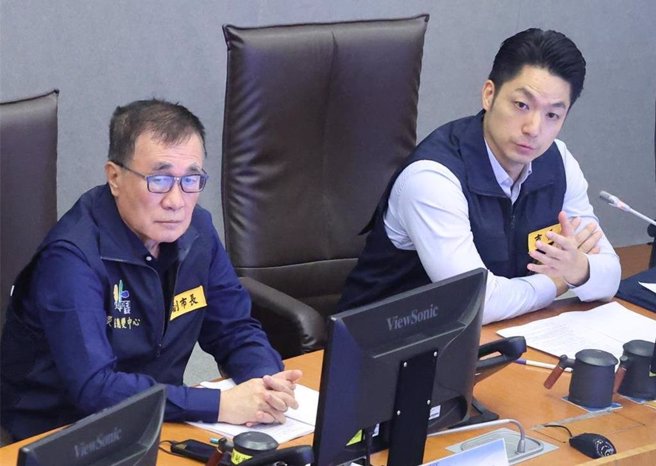 台北市副市長李四川（左）2日在臉書發文，表示感謝市府同仁無怨無悔接受指令、不分晝夜完成任務，除了感謝同仁外，也感謝里長、軍方與支援的廠商大力的協助，讓復原工作提前很多。（本報資料照片）