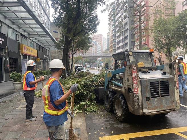 台北市副市長李四川2日表示，感謝市府同仁無怨無悔接受指令、不分晝夜完成任務，除了感謝同仁外，也感謝里長、軍方與支援的廠商大力的協助，讓復原工作提前很多。（摘自李四川臉書／丁上程台北傳真）