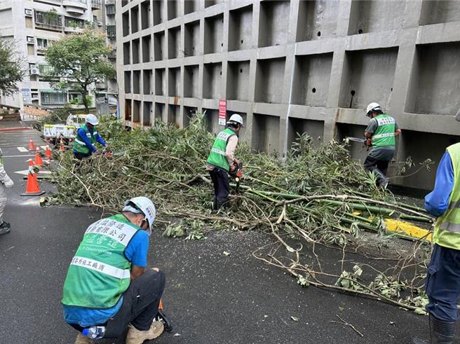 台北市副市長李四川2日表示，感謝市府同仁無怨無悔接受指令、不分晝夜完成任務，除了感謝同仁外，也感謝里長、軍方與支援的廠商大力的協助，讓復原工作提前很多。（摘自李四川臉書／丁上程台北傳真）