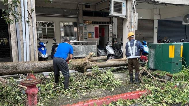 台北市副市長李四川2日表示，感謝市府同仁無怨無悔接受指令、不分晝夜完成任務，除了感謝同仁外，也感謝里長、軍方與支援的廠商大力的協助，讓復原工作提前很多。（摘自李四川臉書／丁上程台北傳真）