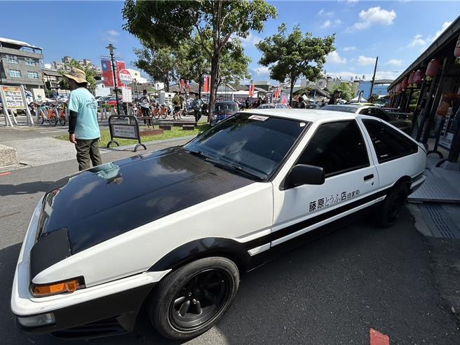 「戀車潮現」經典車展2日在屏東潮州日式歷史建築文化園區登場，一連2天展出6、70輛的經典日系車，除有90年代JDM四大天王的GTR、RX7外，還有《頭文字D》藤原拓海開的AE86。（謝佳潾攝）