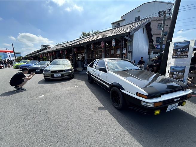 「戀車潮現」經典車展2日在屏東潮州日式歷史建築文化園區登場，一連2天展出6、70輛的經典日系車，除有90年代JDM四大天王的GTR、RX7外，還有《頭文字D》藤原拓海開的AE86。（謝佳潾攝）