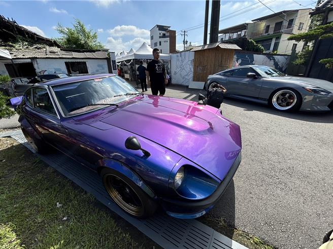 「戀車潮現」經典車展2日在屏東潮州日式歷史建築文化園區登場，一連2天展出6、70輛的經典日系車，除有90年代JDM四大天王的GTR、RX7外，還有《頭文字D》藤原拓海開的AE86。（謝佳潾攝）