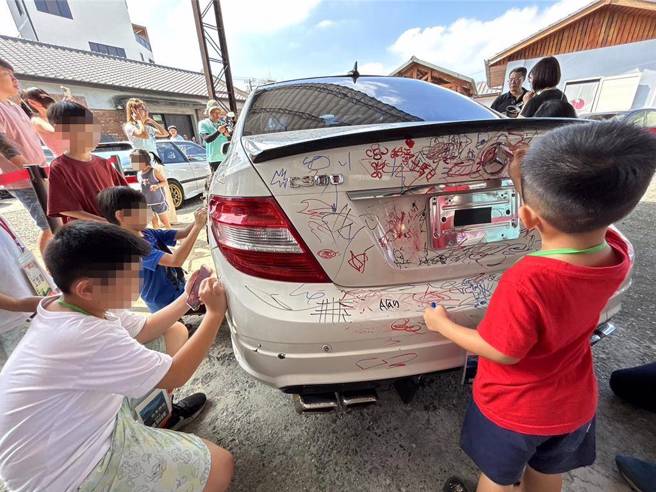「戀車潮現」經典車展不僅讓大人看得目不轉睛，小朋友更是嗨，他們在賓士車上隨意塗鴉玩得不亦樂乎，家長們也笑稱，看孩子「畫車」好療癒。（謝佳潾攝）