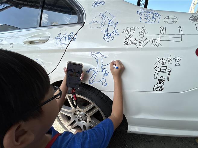 「戀車潮現」經典車展不僅讓大人看得目不轉睛，小朋友更是嗨，他們在賓士車上隨意塗鴉玩得不亦樂乎，家長們也笑稱，看孩子「畫車」好療癒。（謝佳潾攝）