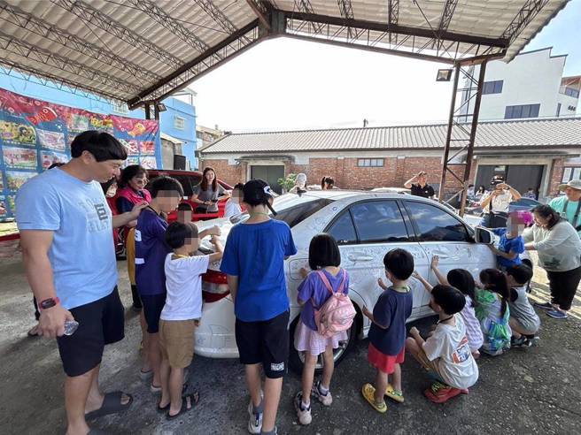「戀車潮現」經典車展不僅讓大人看得目不轉睛，小朋友更是嗨，他們在賓士車上隨意塗鴉玩得不亦樂乎，家長們也笑稱，看孩子「畫車」好療癒。（謝佳潾攝）