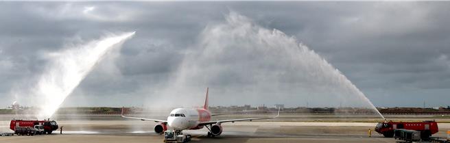 桃园机场公司特地举行洒水礼欢送首航班机。（范扬光摄）
