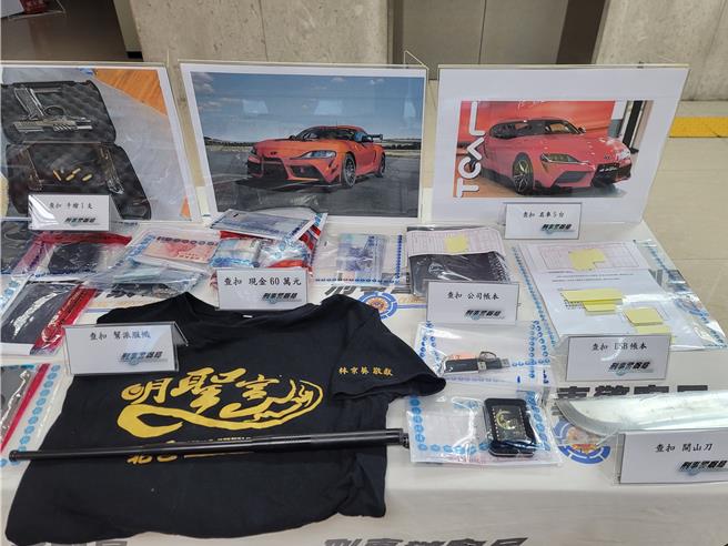 專案小組查扣改造手槍1支、子彈5顆、手機15支、鋼製甩棍、宮廟服飾、契約書等贓證物。（林郁平攝）