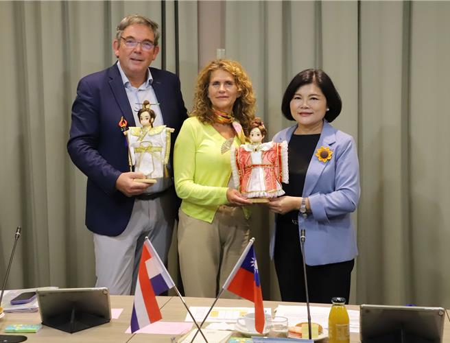 云林县长张丽善（右）2日启程前往西班牙巴塞隆纳，参加由国际智慧城市组织举办的全球高峰会，她表示此行将领取「全球7大智慧城市」奖项，展现云林县推动智慧城市、实践永续未来成果。（云林县政府提供／张朝欣云林传真）