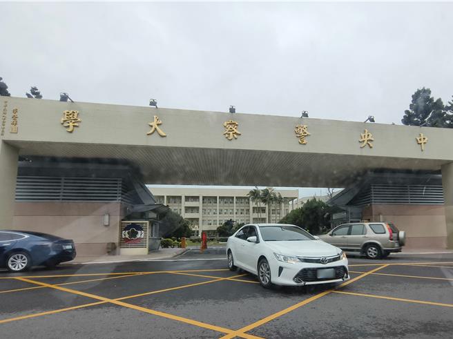 台南市警察局刑警大隊一名偵查員在中央警察大學服務的妻子參加萬聖節活動，事後其妻把2人穿著警察制服、孩子穿黃色上衣和上銬的照片上傳社群網站，被網友認為是影射「柯文哲」遭出征。警大表示，將依規定調查處分。（賴佑維攝）