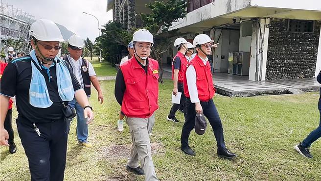 行政院長卓榮泰（中）勘災時稱「中央政府會成為大家的中央山脈一起來保護台灣」。（行政院提供／蕭嘉蕙台東傳真）