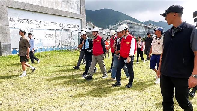 行政院長卓榮泰（左四）赴蘭嶼高中視察風災復原情形。（行政院提供／蕭嘉蕙台東傳真）