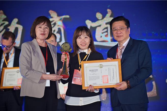 渣打国际商业银行积极参与社会公益，推动环境保护和教育发展，为臺       湾的永续发展付出心力，由陈韦珊营运长（中）代表领奖。（主办单位提供））