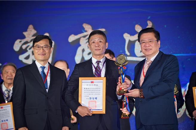 捷德国际物流凭藉坚强的实力，在进出口及税收上创造傲人实绩，由刘至浩总经理（中）接受颁奖表扬。（主办单位提供）