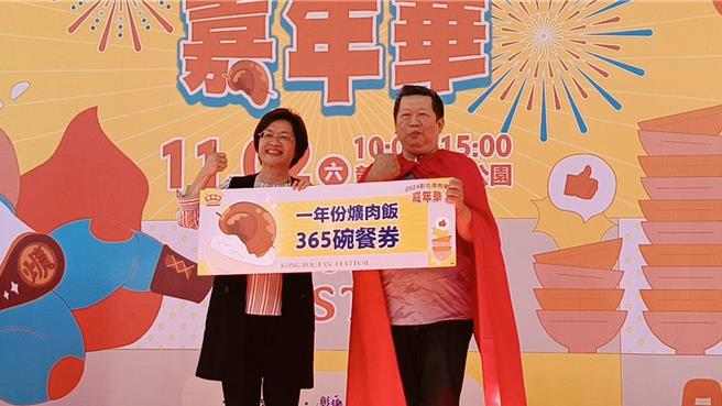 「爌世英雄」冠軍出爐，是由來自彰化市的姚創閔（左）獲得，他吃了260碗，並獲得1年份365碗爌肉飯獎勵，姚創閔說，將與家人再一起去吃好吃的爌肉飯。（葉靜美攝）