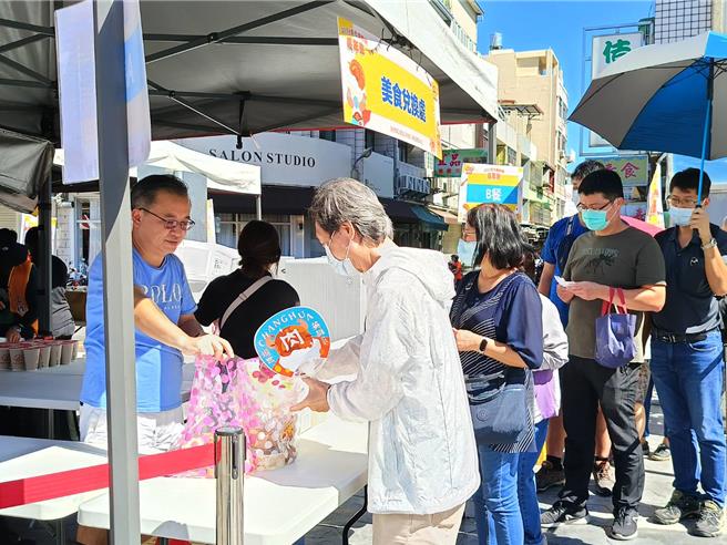「彰化爌肉飯嘉年華」活動現場準備了千份包含有爌肉飯、碗粿、肉圓及綠豆沙的超值組合套餐，吸引民眾搶買。（葉靜美攝）