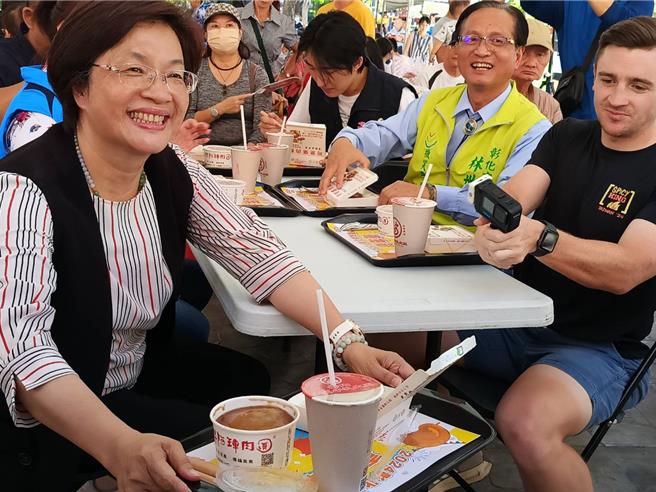 彰化縣長王惠美邀請民眾來吃彰化從早到晚都有的爌肉飯。（葉靜美攝）