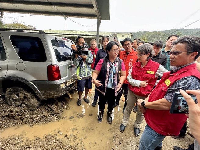 副總統蕭美琴到卓溪鄉部落勘災，民宅推滿土石黃慘況。（王志偉攝）