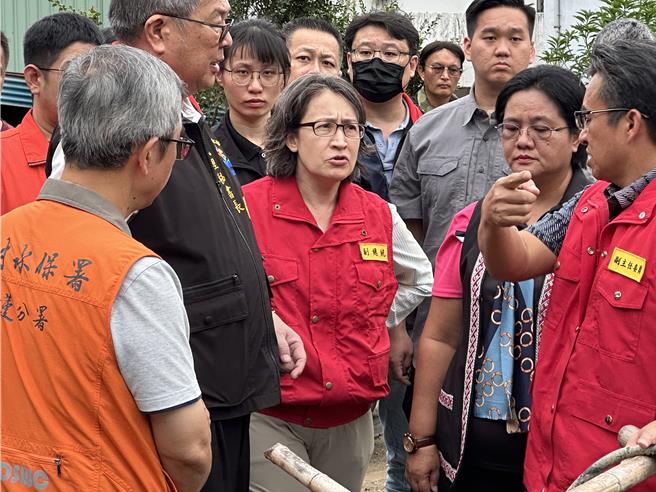 副總統蕭美琴到卓溪鄉勘災，縣府秘書長饒忠、鄉長田桂花說明部落後方土石流潛勢溪流危急部落安危。（王志偉攝）