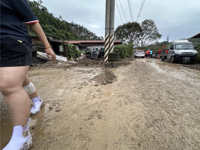 卓溪鄉在颱風來時釀災情，滾滾泥水從野溪沖刷。（王志偉攝）