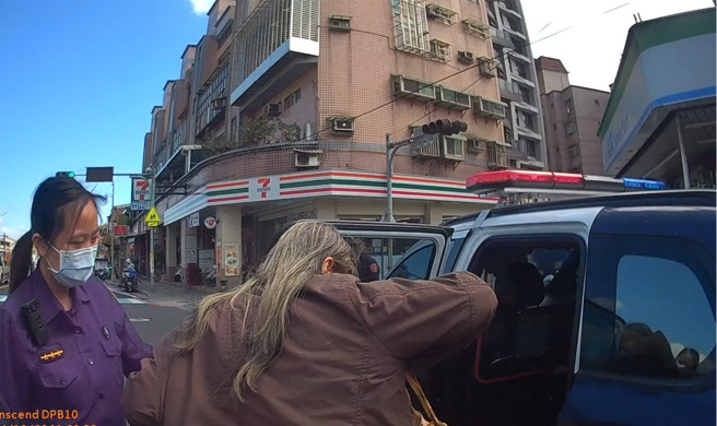 警方趕到現場，見該林婦衣衫襤褸，容貌憔悴，疑似街頭流浪已久，隨即查驗身分，才驚覺她是因家暴案遭台東地方法院通緝的林姓婦人。（圖警方提供／簡銘柱翻攝）