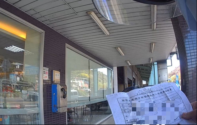 林婦隨即大喊自己帶有「護身符」，並從破舊塑膠袋中拿出一張地檢署的通緝歸案證明書，聲稱自己並非通緝犯。（圖警方提供／簡銘柱翻攝）