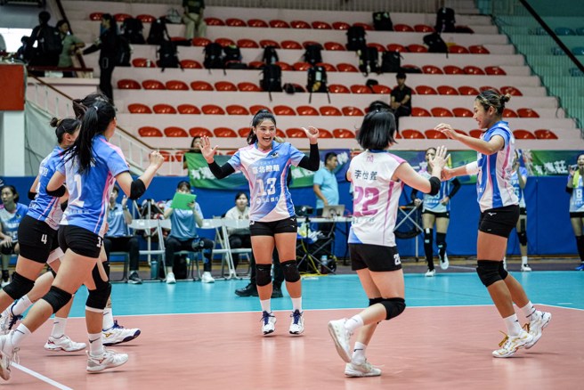 台北鲸华球员在场上庆祝得分。(中华排协提供)