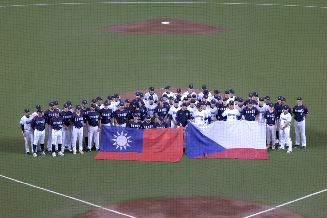 12強中華隊與捷克隊2日舉行交流賽，賽前兩隊帶著對方國旗出場，展現「台捷友好」。（郭吉銓攝）