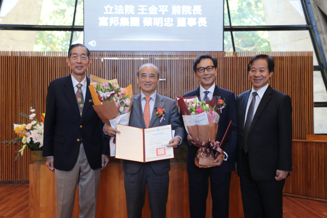 東海大學69週年校慶典禮上，前立法院長王金平和富邦集團董事長蔡明忠首次轉換身份，受聘為東海大學的榮譽講座教授。(圖片/東海大學提供)