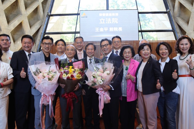 立法院副院長江啟臣等立委都到場共同見證這個歷史性時刻。(照片/東海大學提供)