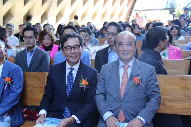 王金平出任政治系榮譽講座教授，將開設國會政治運作與溝通協調相關的課程，蔡明忠則成為管理學院EMBA榮譽講座教授，和學生分享商場上的逆境管理。(照片/東海大學提供)