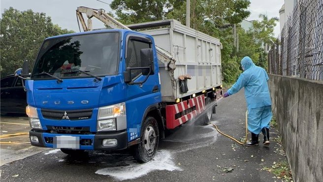 彰化县北斗镇1场种鹅场确诊感染新型H5N1亚型高病原性禽流感病毒，彰化动防所获报到场展开扑杀清场及消毒工作。（彰县府提供／叶静美彰化传真）