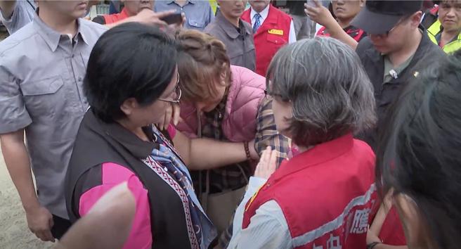 蕭美琴卓溪鄉部落勘災，有災民衝出哭喊，「副總統請幫助我們」。（王志偉翻攝）