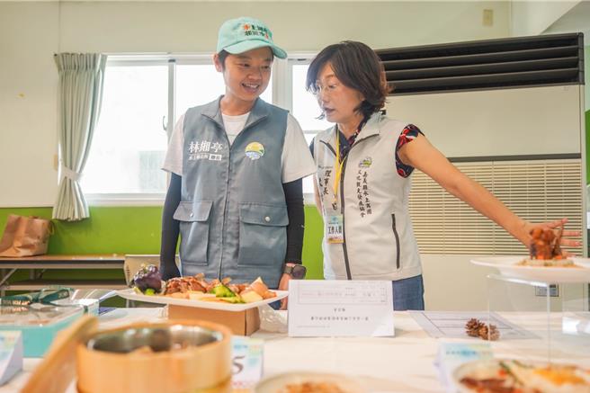 水上鄉長林緗亭(左)感謝水上商圈協會理事長林怡菁(右)等協會成員的用心，籌辦料理賽。(水上鄉公所提供／呂妍庭嘉義傳真)