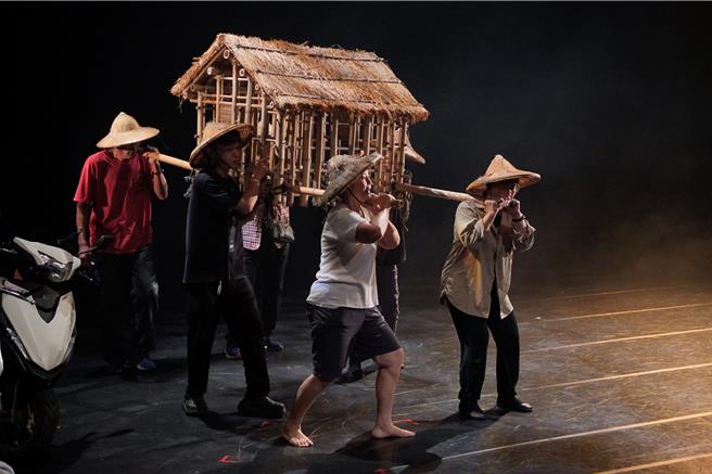 安南大戏社区剧场2日在台江文化中心演出《洄．家》，重现台江「扛茨走溪流」避水患景象。（安南区公所提供／程炳章台南传真）