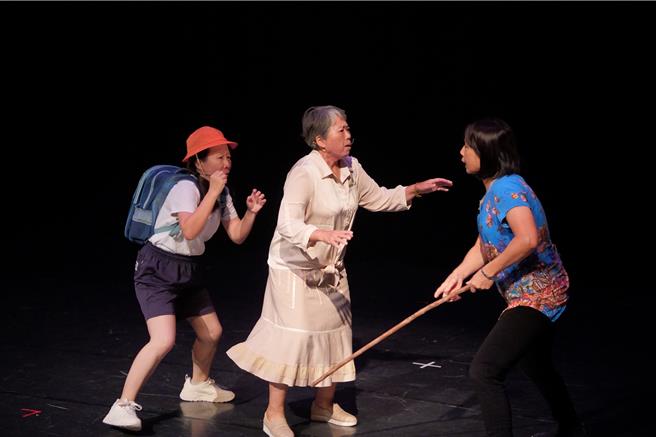 安南大戏社区剧场由一群平均超过60岁的素人阿公阿嬷担纲演出。（安南区公所提供／程炳章台南传真）