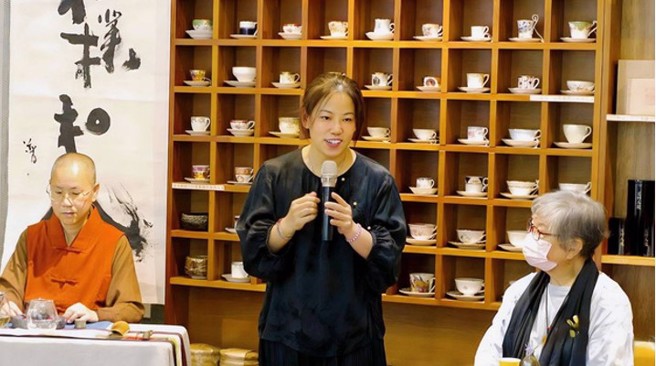 味嗅覺開發師林秋宜帶領茶客品嚐珍貴的茶品 ,左至右，司茶人:憨師父、林秋宜、食品營養科學專家:區少梅教授。 (戴志揚翻攝)