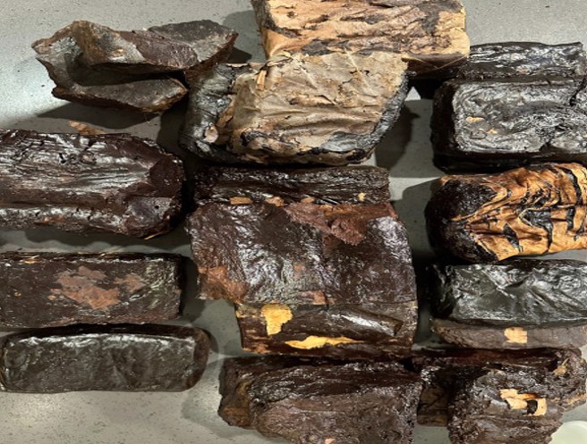 存放超過六. 七十年之久的珍貴「烏爹泥」老茶膏。(戴志揚翻攝)