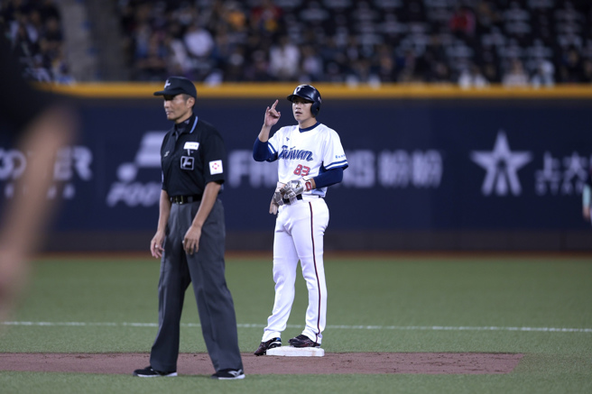 12强中华队林立在3局下敲出二垒安打。（郭吉铨摄）