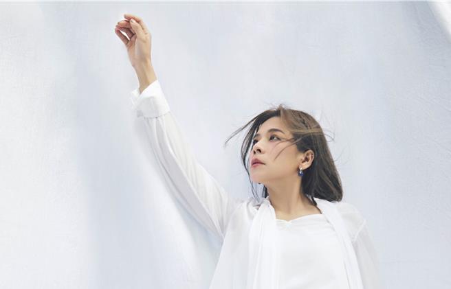 江美琪演唱會門票秒殺，e江美琪開心預告演唱會將有嘉賓助陣。（華納音樂提供）