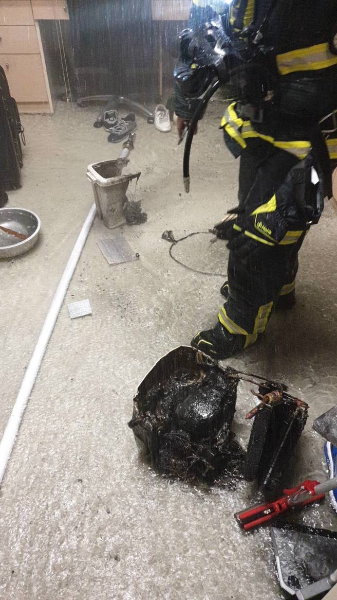 台北市中山区北安路的「空军司令部」宿舍今（2）日清晨发生火灾，6楼的除湿机遭烧毁，燃烧面积约为0.5平方公尺。（图／简铭住翻摄）