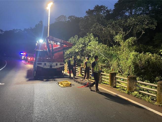 救援人員以垂降吊掛方式，陸續把已從車裡脫困的4名傷者吊掛至平面道路後送醫。(中埔分局提供／呂妍庭嘉義傳真)